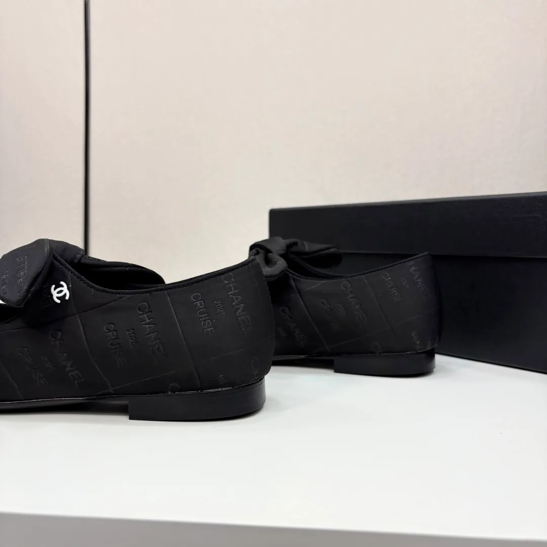 👟👟Ex-factory price 600👟👟 CHANEL Chanel Little Fragrance Style 2025C Early spring Milan catwalk style super hot bow Mary Jane shoes, bunny ear shoes, Xiaoxiang C’s super sexy pair of flat shoes, they are very good when worn alone with small socks. The most beautiful Mary Jane shoes of the year are paired with playful bows, the cuteness and playfulness are just right, and she has the feeling of being a wealthy daughter. Upper: Original logo cloth Inner foot pad: Sheepskin Sole: Italian genuine leather sole